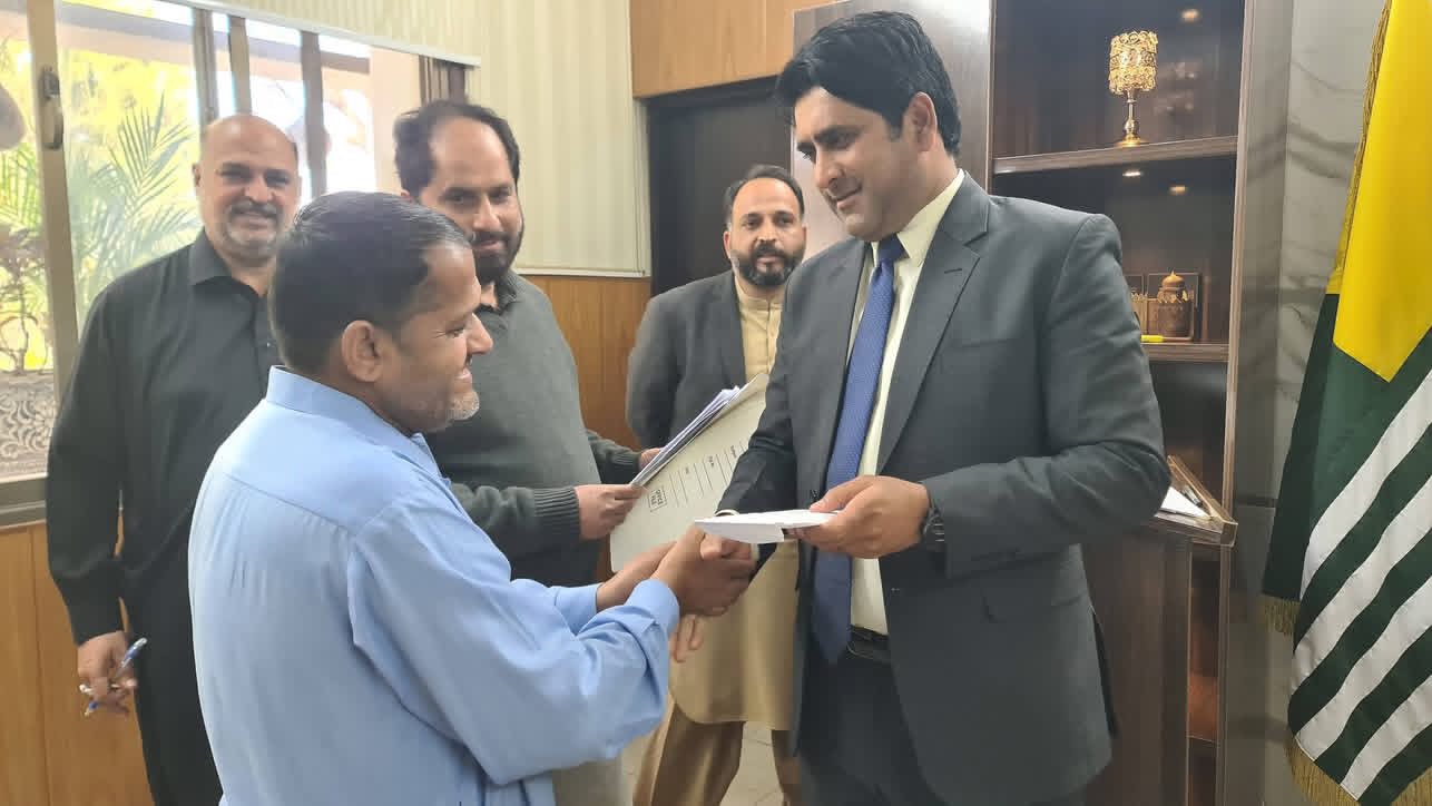 میرپور کی تاریخ میں پہلی بار فیکٹری ملازمین کو فوری ریلیف کمشنر میرپور ڈاکٹر راجہ صداقت