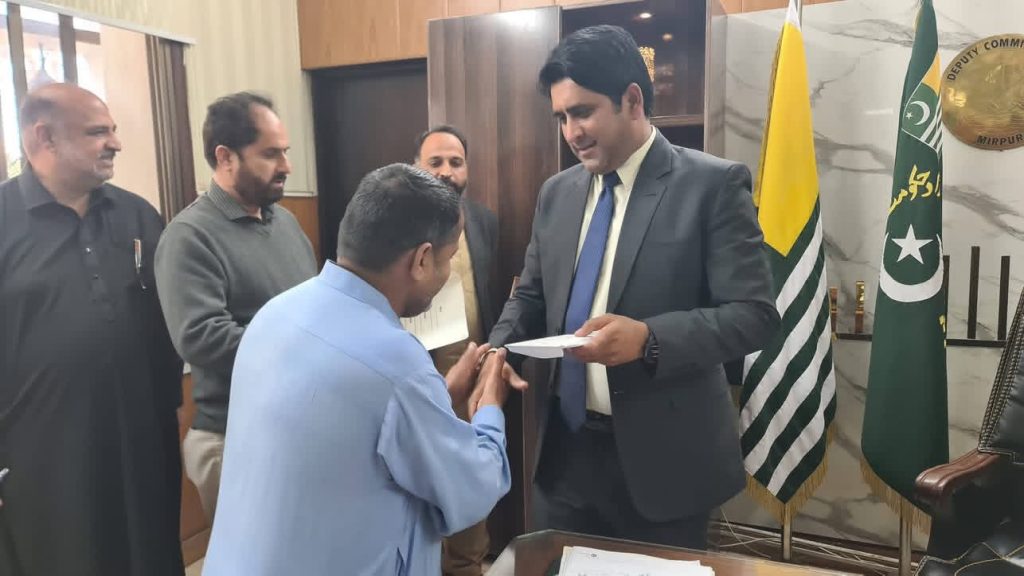 میرپور کی تاریخ میں پہلی بار فیکٹری ملازمین کو فوری ریلیف کمشنر میرپور ڈاکٹر راجہ صداقت خان کا احسن اقدام، میرپور نجی فوم فیکٹری کے مزدور کو تنخواہ کی عدم ادائیگی تنخواہ کی شکایت پر فوری کارواٸی، لیبر بیورو اور فیکٹری مالکان کی دفتر ڈپٹی کمشنر طلبی، ایک سال سے زائد کے بقایا جات مزدور کو ادائیگی کر دی گئی جبکہ فیکٹری مالکان نے تحریری معافی مانگ لی یاد رہے کہ ایک سال سے زائد عرصہ سے فیکٹری ملازمین کو تنخواہیں ادا نہیں کی جارہی تھی فیکٹری ورکز نے احتجاج بھی کیا تھا جس پر لیبر بیورو نے خاموش رہی متاثرہ نوجوان کو فیکٹری ملازمت سے بھی فارغ کر دیا گیا تھا جس پر متاثرہ نوجوان نے ڈپٹی کمشنر میرپور ڈاکٹر راجہ صداقت خان سے رجوع کیا تھا ڈپٹی کمشنر میرپور راجہ صداقت خان کے فوری انصاف سے انڈسٹری ایریا میں فیکٹری ملازمین میں خوشی کی لہر دوڑ گئی فیکٹری ملازمین کا ڈپٹی کمشنر ڈاکٹر راجہ صداقت خان سے اظہار تشکر