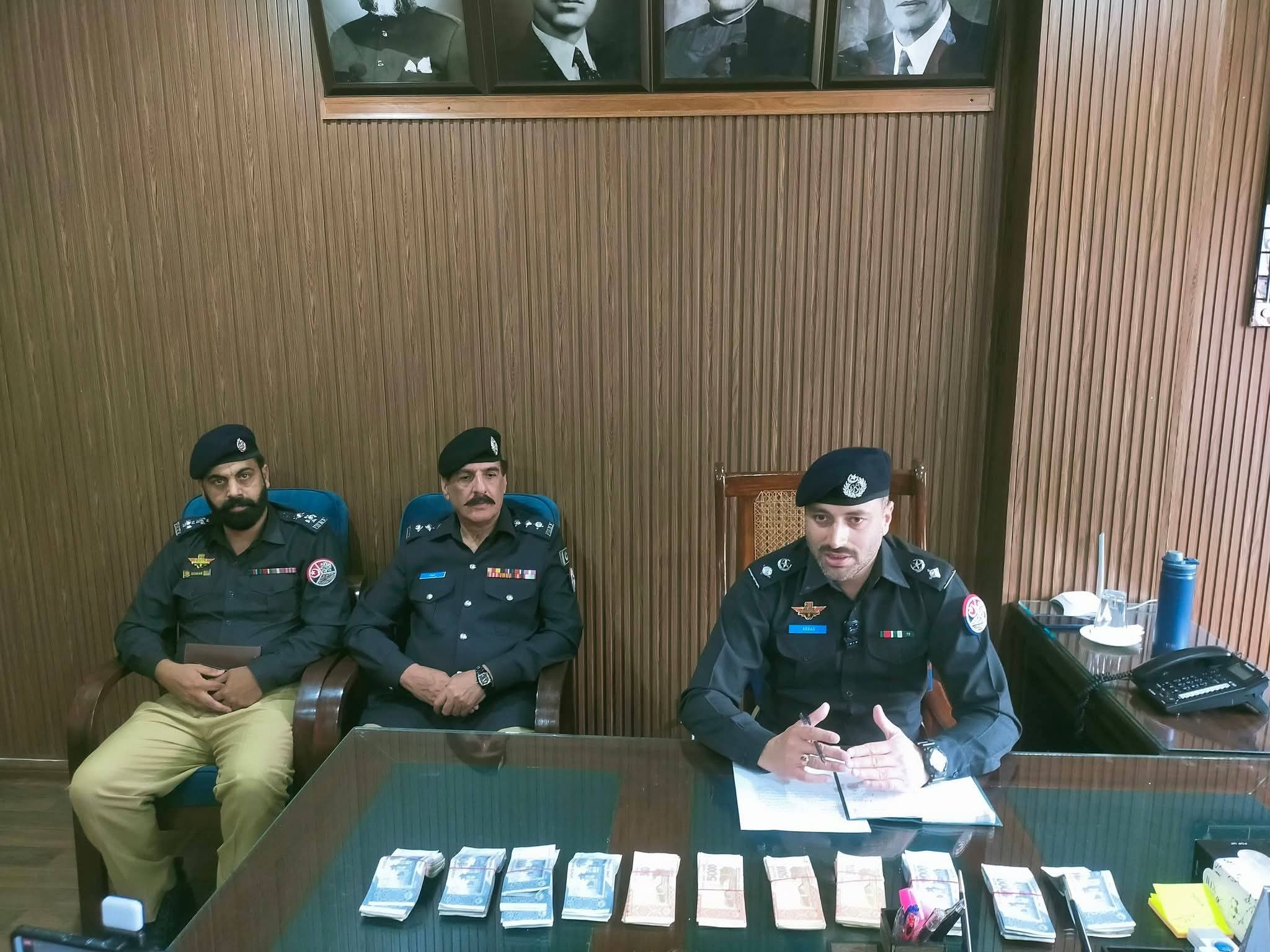 ایس ایس پی باغ سید عباس علی نے اپنے آفس میں میڈیا سے گفتگو کرتے ہوئے ,