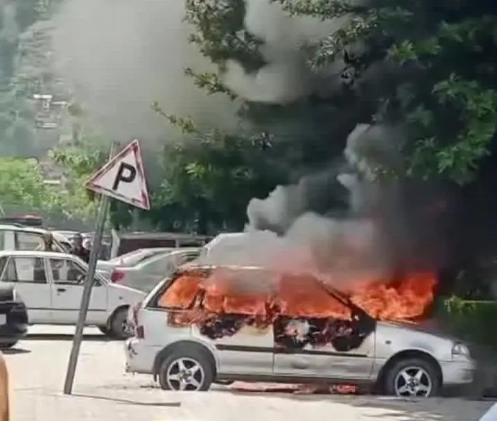 سی ایم ایچ کی پارکنگ میں کھڑی گاڑی